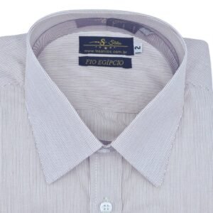 Close do colarinho francês da camisa fio egípcio bordô claro listrada discreta destacando a etiqueta interna Fio Egípcio.