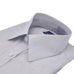 Close em vista diagonal do colarinho francês da camisa fio egípcio francesa bordô claro listrada discreta.