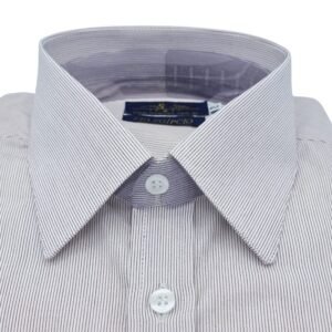 Close frontal do colarinho francês da camisa fio egípcio francesa bordô claro listrada discreta com foco na abertura e nos primeiros botões.