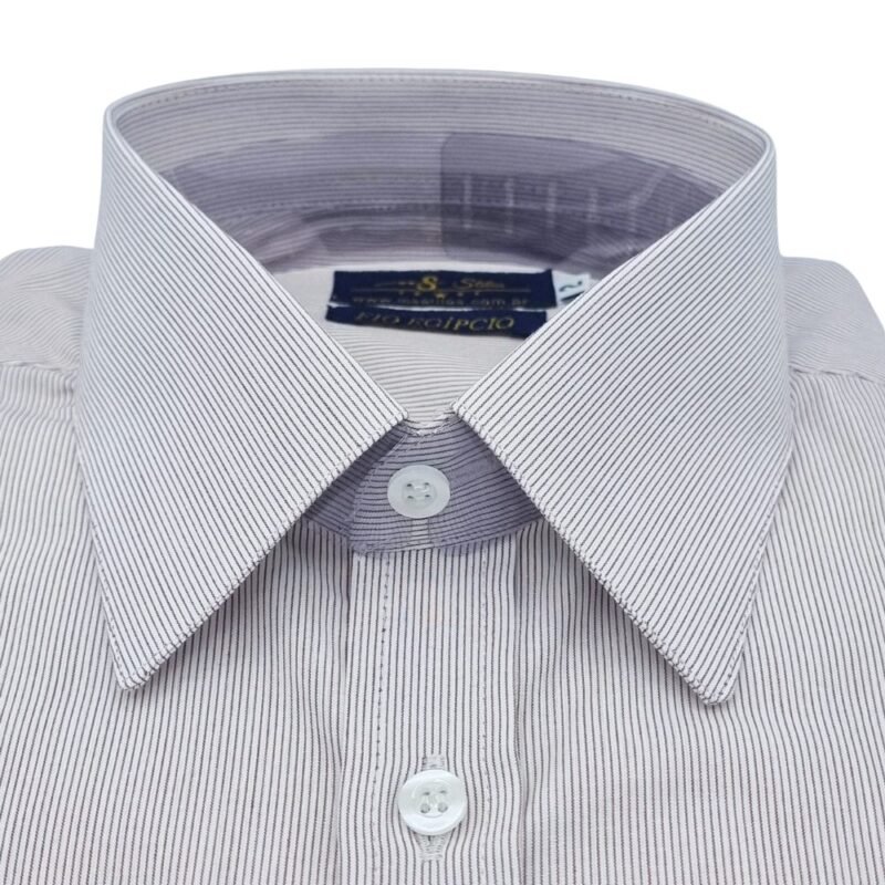 Close frontal do colarinho francês da camisa fio egípcio francesa bordô claro listrada discreta com foco na abertura e nos primeiros botões.