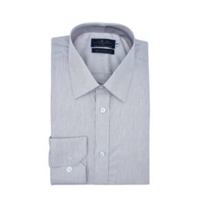 Camisa fio egípcio francesa bordô claro listrada discreta dobrada em vista frontal sobre fundo neutro.