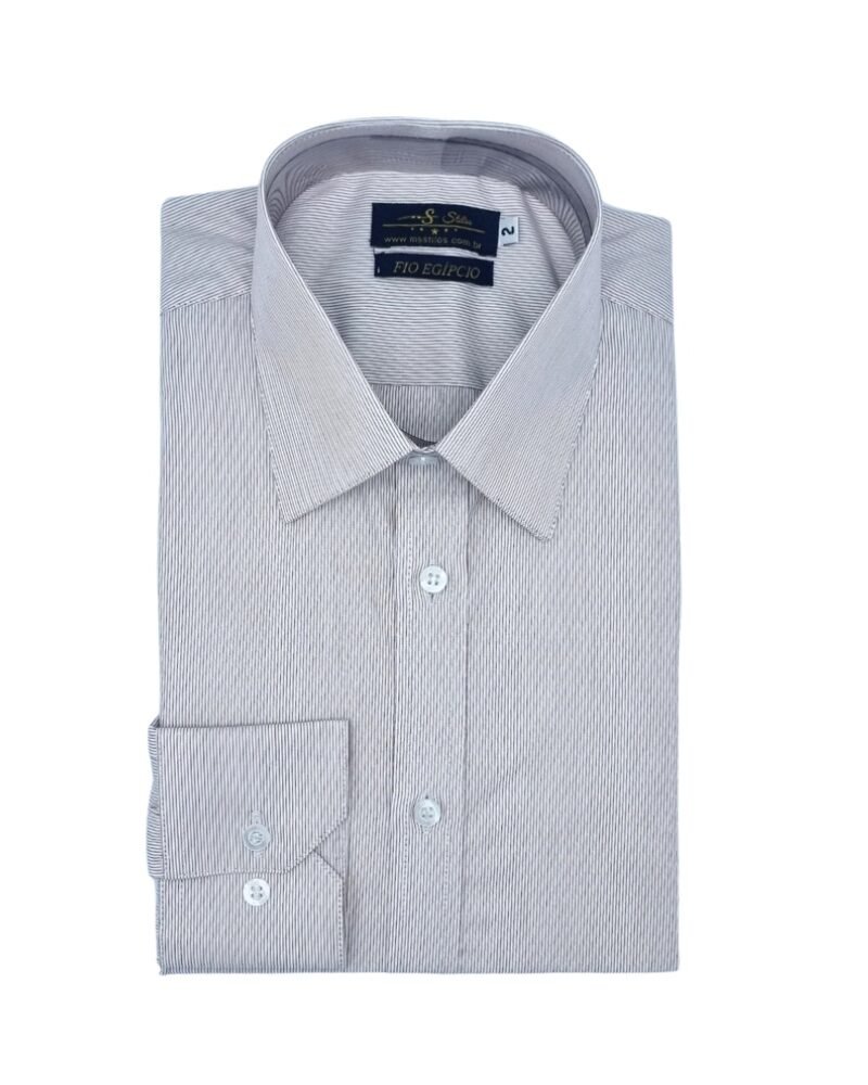 Camisa fio egípcio francesa bordô claro listrada discreta dobrada em vista frontal sobre fundo neutro.