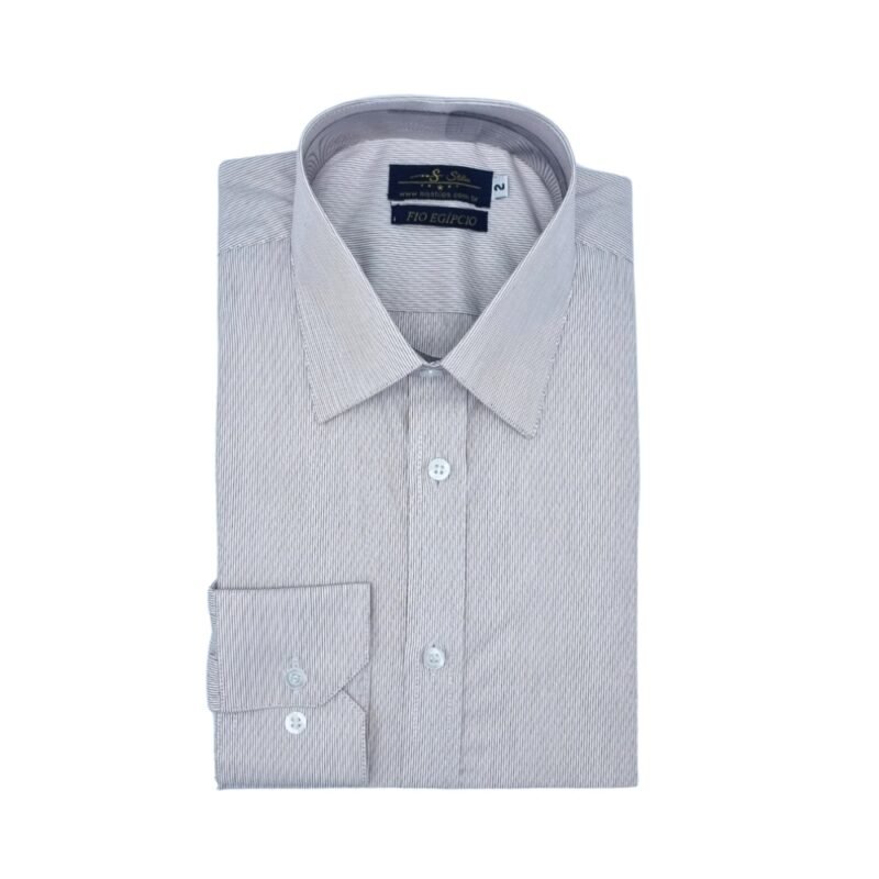 Camisa fio egípcio francesa bordô claro listrada discreta dobrada em vista frontal sobre fundo neutro.