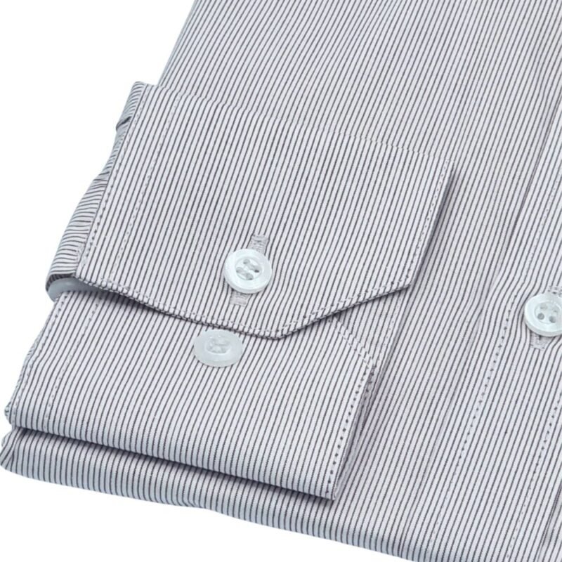 Detalhe do punho e dos botões da manga da camisa fio egípcio francesa bordô claro listrada discreta.