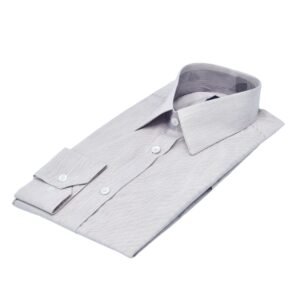 Camisa fio egípcio francesa bordô claro listrada discreta dobrada em vista diagonal com destaque para o punho e a frente da peça.