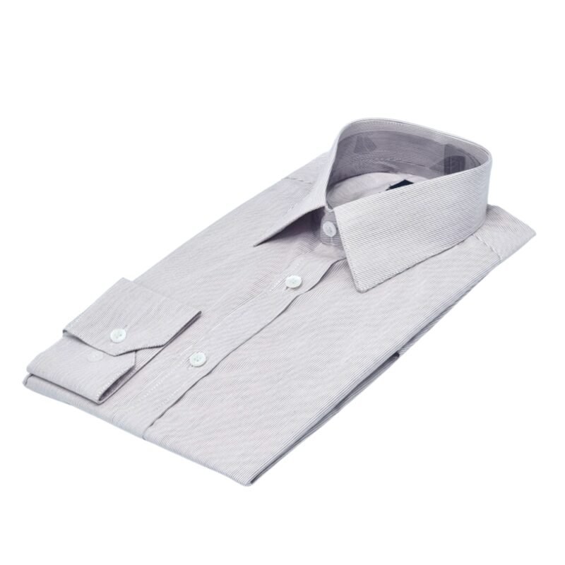 Camisa fio egípcio francesa bordô claro listrada discreta dobrada em vista diagonal com destaque para o punho e a frente da peça.