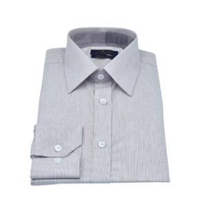 Camisa fio egípcio francesa bordô claro listrada discreta dobrada em vista frontal com enquadramento amplo mostrando toda a peça.