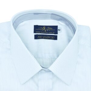 Close do colarinho francês da camisa fio egípcio branca listra azul destacando a etiqueta interna Fio Egípcio.