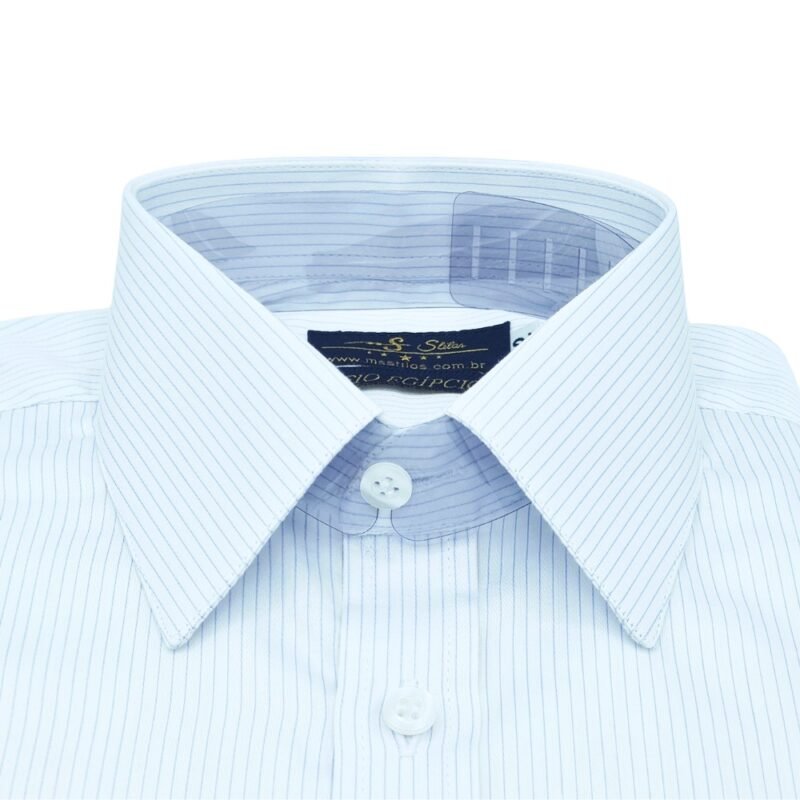 Close frontal do colarinho francês da camisa fio egípcio francesa branca listra azul com foco na abertura e nos primeiros botões.