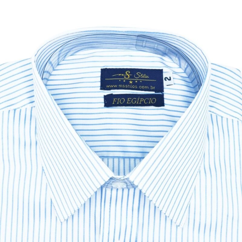 Close da gola francesa da camisa fio egípcio branca listra azul com etiqueta interna MS Stilos em destaque.