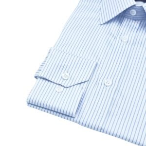 Detalhe aproximado do punho e da manga da camisa fio egípcio branca com listras azuis mostrando botões e alinhamento das listras.