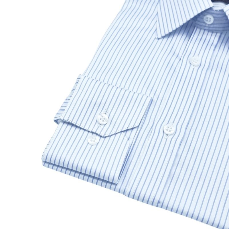 Detalhe aproximado do punho e da manga da camisa fio egípcio branca com listras azuis mostrando botões e alinhamento das listras.