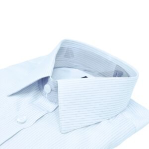 Vista lateral do colarinho francês da camisa fio egípcio branca listra azul mostrando a estrutura rígida e alta.