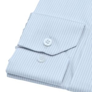 Detalhe do punho e dos botões da manga da camisa fio egípcio francesa branca listra azul discreta.