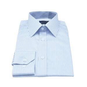 Camisa fio egípcio francesa branca listra azul dobrada com vista frontal em enquadramento amplo sobre fundo branco.