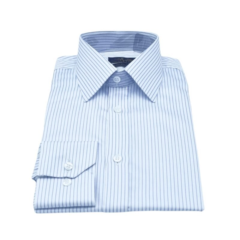Camisa fio egípcio francesa branca listra azul dobrada com vista frontal em enquadramento amplo sobre fundo branco.