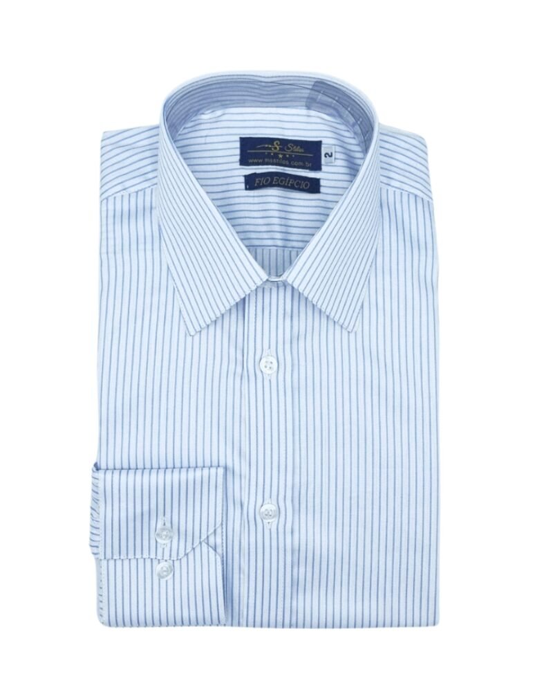 Camisa fio egípcio francesa branca com listras azuis dobrada com vista frontal completa sobre fundo branco.