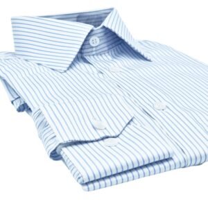 Camisa fio egípcio francesa branca listra azul dobrada em perspectiva diagonal destacando gola, peitilho e punho.