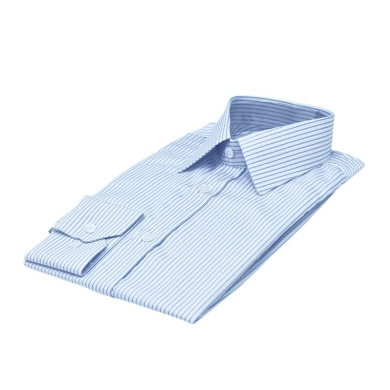 Camisa fio egípcio francesa branca listra azul dobrada em perspectiva lateral mostrando comprimento da peça, gola e punho alinhados.