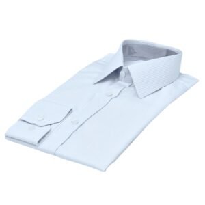 Camisa fio egípcio francesa branca listra azul dobrada em vista diagonal destacando o colarinho francês e o comprimento da peça.