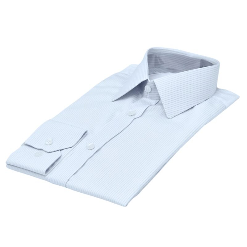 Camisa fio egípcio francesa branca listra azul dobrada em vista diagonal destacando o colarinho francês e o comprimento da peça.