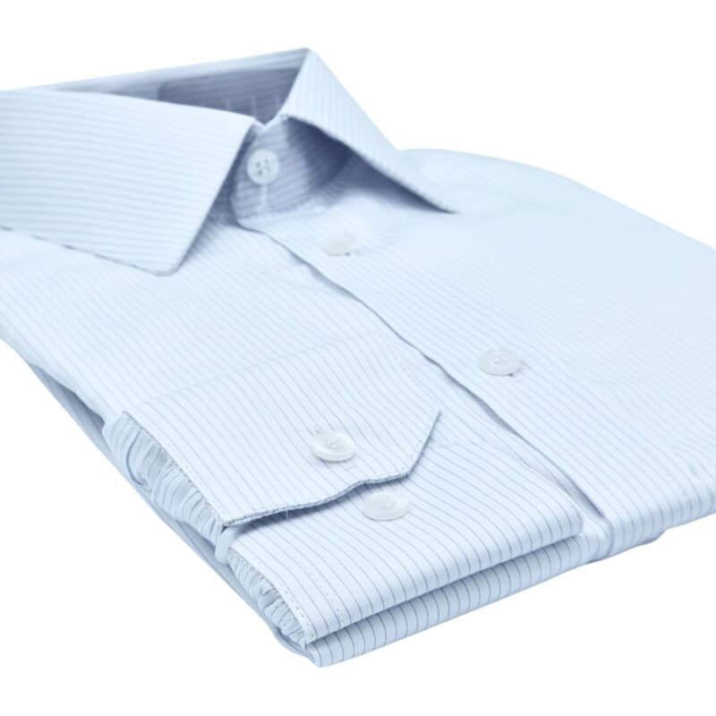 Camisa fio egípcio francesa branca listra azul dobrada em vista diagonal com destaque para o punho e a parte frontal da peça.