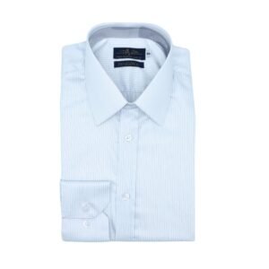 Camisa fio egípcio francesa branca com listras azuis discretas dobrada em vista frontal sobre fundo neutro.