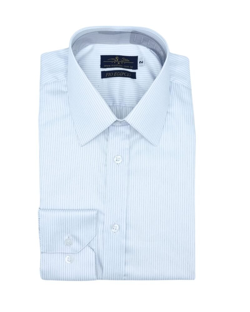 Camisa fio egípcio francesa branca com listras azuis discretas dobrada em vista frontal sobre fundo neutro.