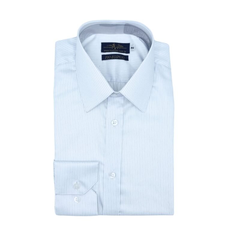 Camisa fio egípcio francesa branca com listras azuis discretas dobrada em vista frontal sobre fundo neutro.