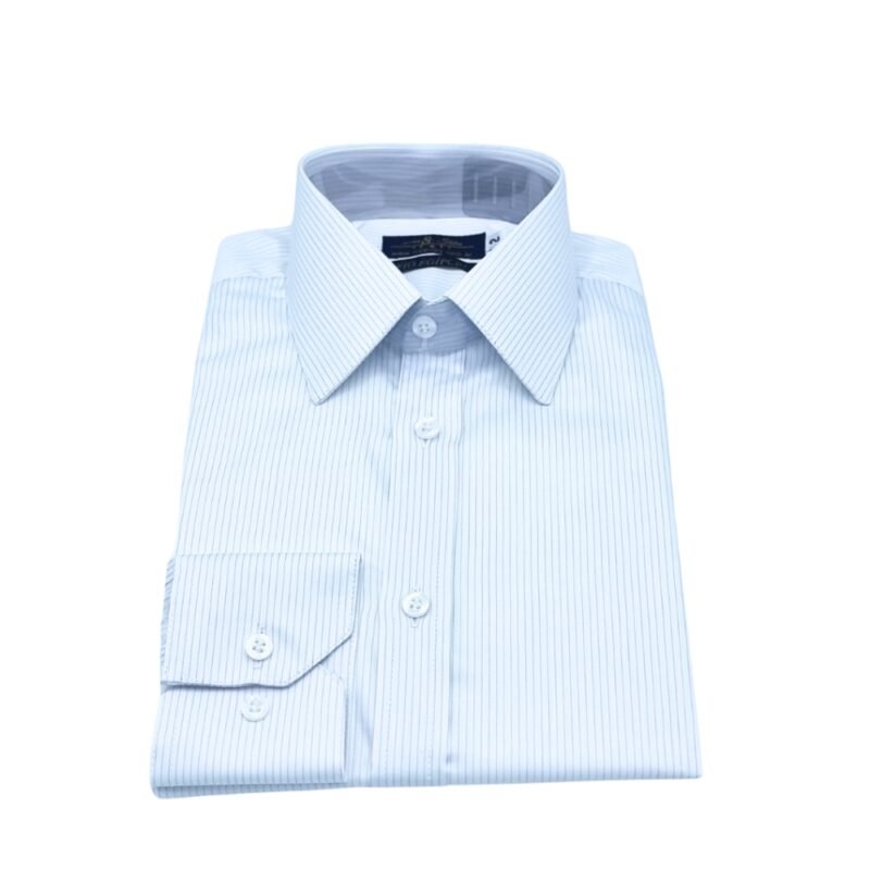 Camisa fio egípcio francesa branca listra azul discreta dobrada e centralizada em vista frontal sobre fundo claro.