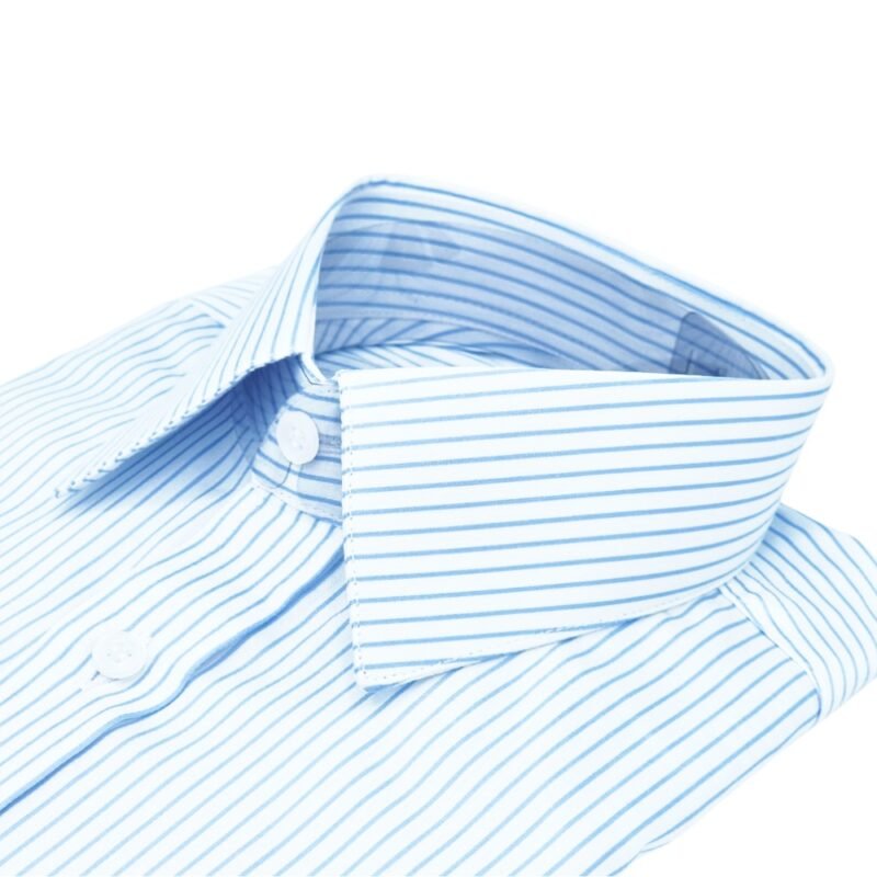 Detalhe em perspectiva diagonal da gola francesa da camisa fio egípcio branca listra azul evidenciando estrutura do colarinho e textura do tecido.