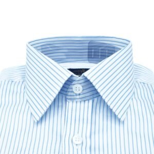 Close frontal da gola francesa da camisa fio egípcio branca listra azul destacando abertura, pesponto e acabamento do colarinho.