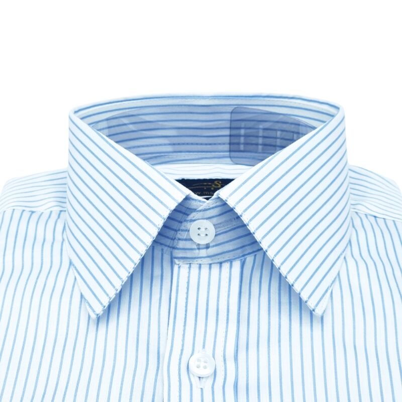 Close frontal da gola francesa da camisa fio egípcio branca listra azul destacando abertura, pesponto e acabamento do colarinho.