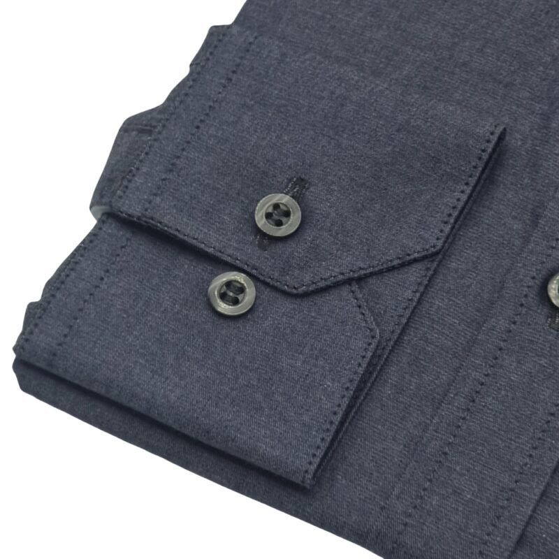 Detalhe do punho da camisa fio egípcio francesa cinza chumbo lisa com botões aparentes.