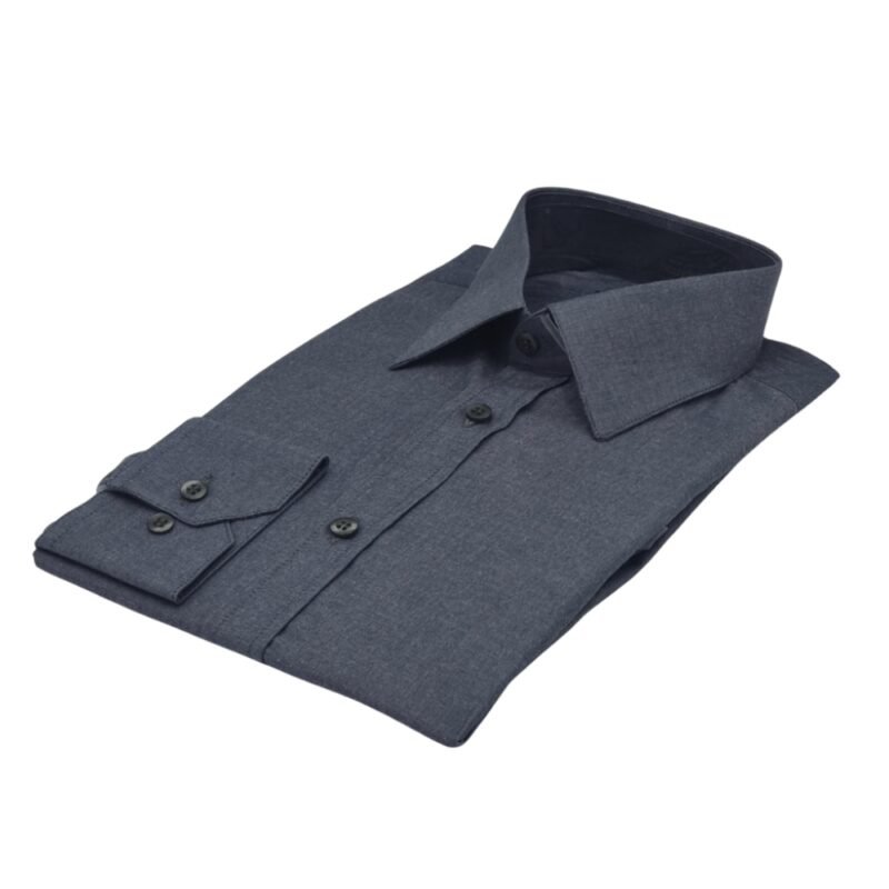 Camisa fio egípcio francesa cinza chumbo lisa dobrada em vista diagonal destacando o colarinho francês estruturado.