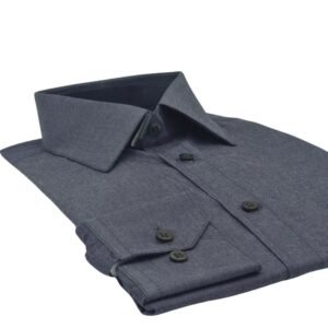 Camisa fio egípcio francesa cinza chumbo lisa dobrada em vista diagonal com destaque para o punho e a frente da peça.