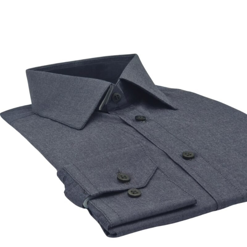 Camisa fio egípcio francesa cinza chumbo lisa dobrada em vista diagonal com destaque para o punho e a frente da peça.