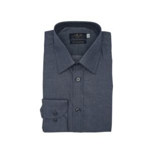 Camisa fio egípcio francesa cinza chumbo lisa dobrada em vista frontal sobre fundo neutro.