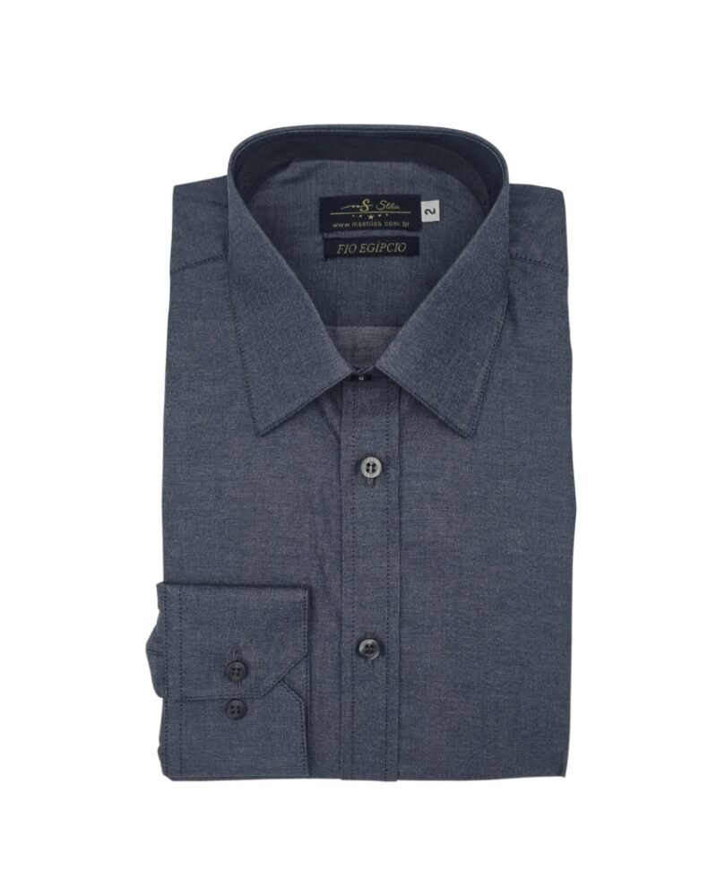 Camisa fio egípcio francesa cinza chumbo lisa dobrada em vista frontal sobre fundo neutro.