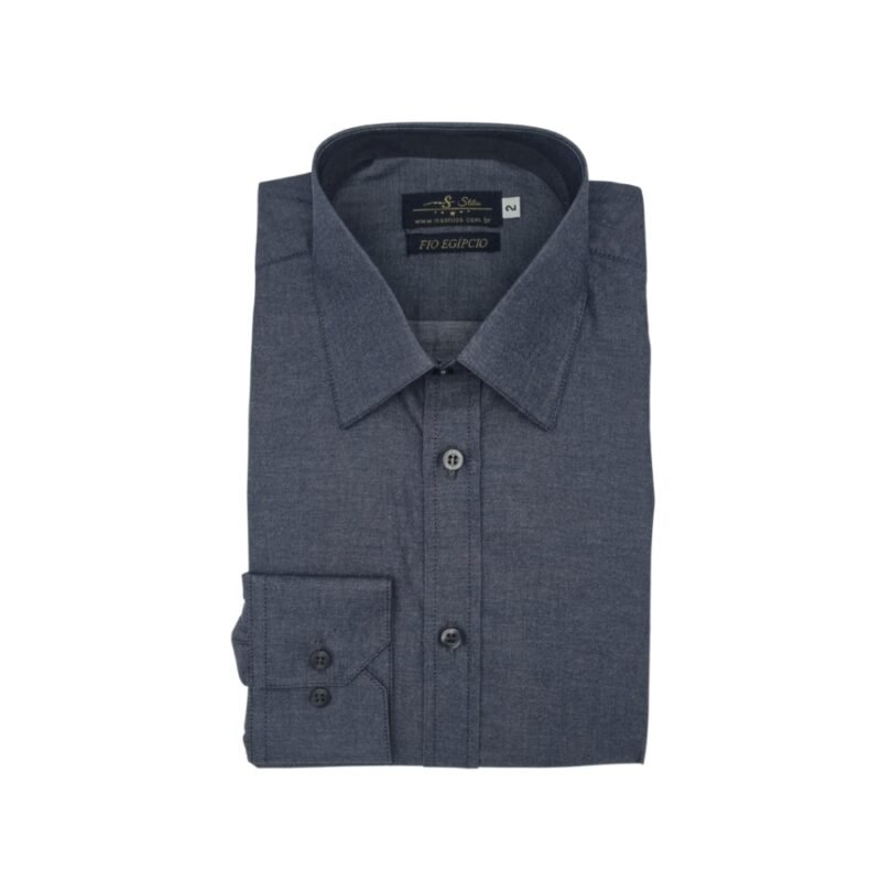 Camisa fio egípcio francesa cinza chumbo lisa dobrada em vista frontal sobre fundo neutro.
