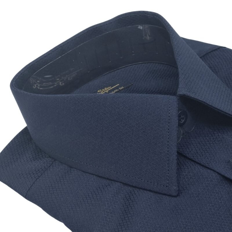 Close lateral da gola francesa estruturada da camisa azul marinho escama de peixe mostrando rigidez e elegância.