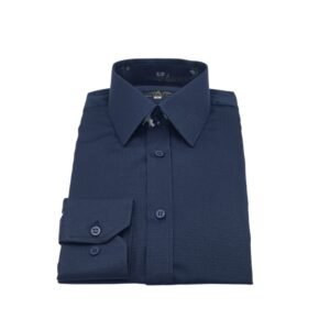 Camisa francesa azul marinho escama de peixe dobrada destacando a textura maquinetada do tecido.