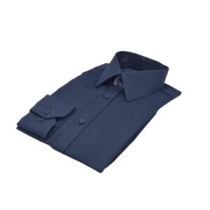 Camisa francesa azul marinho escama de peixe dobrada em vista diagonal destacando caimento do tecido.