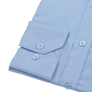 Detalhe do tecido azul com micro estampa discreta da camisa francesa masculina passa fácil.