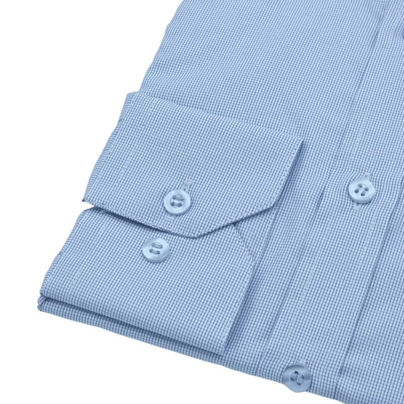 Detalhe do tecido azul com micro estampa discreta da camisa francesa masculina passa fácil.