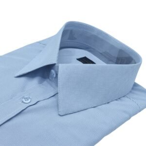 Modelo veste camisa francesa azul com micro estampa discreta e tecido passa fácil da MS Stilos.