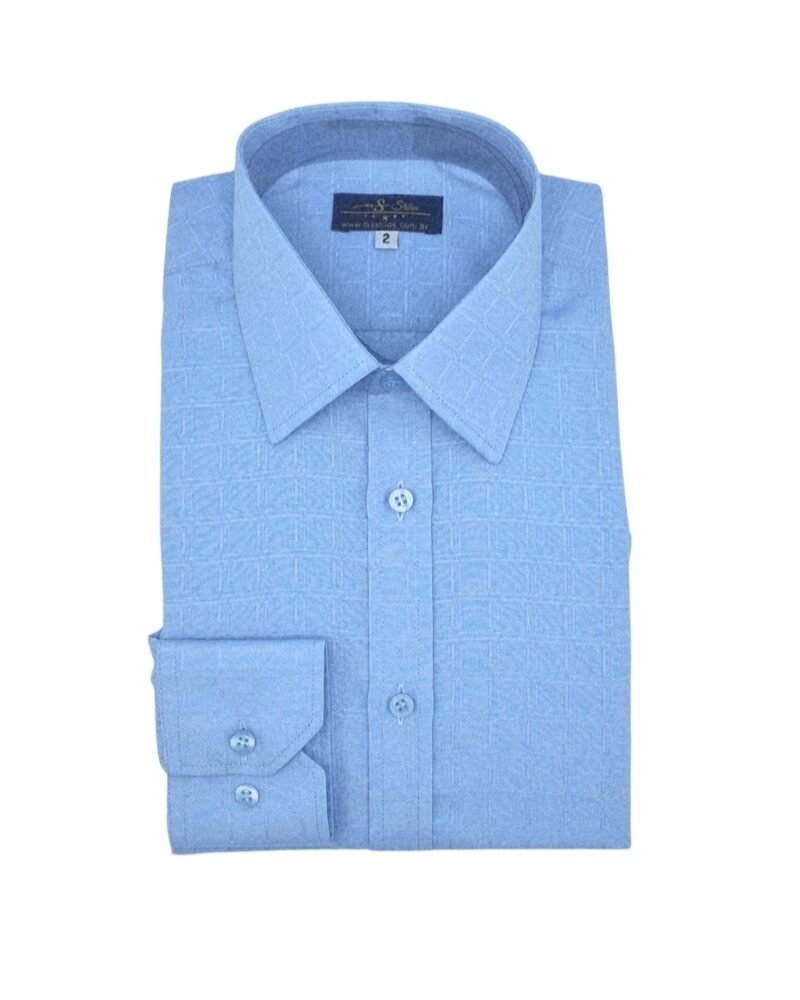 Camisa francesa azul tecido quadriculado dobrada em vista frontal sobre fundo claro, destacando gola e botões.