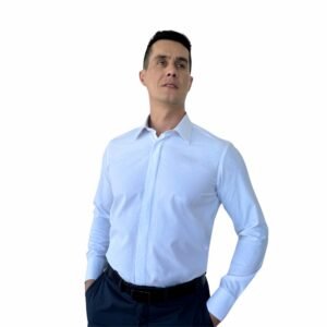 Camisa francesa branca lisa sulfite, com foco nas costuras, transmitindo cuidado de construção e acabamento premium.