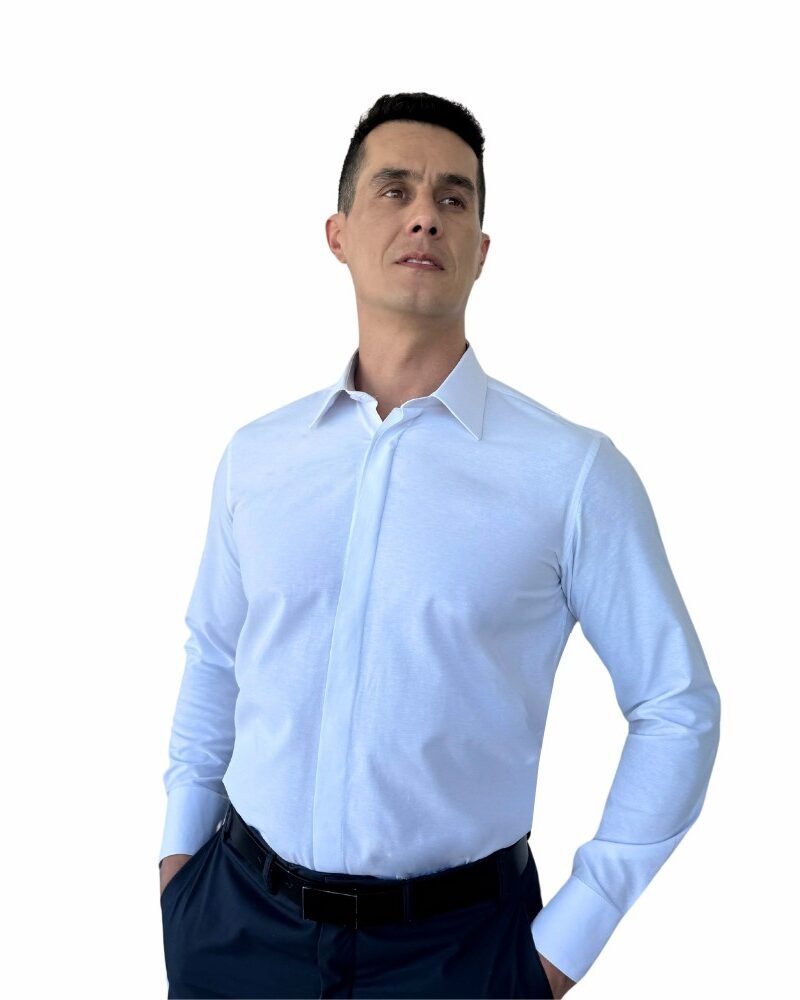 Camisa francesa branca lisa sulfite, com foco nas costuras, transmitindo cuidado de construção e acabamento premium.