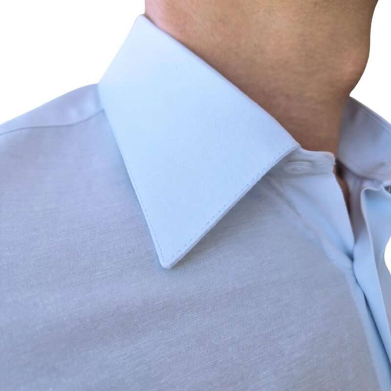 Close da gola francesa da camisa branca lisa sulfite, com colarinho alongado em destaque e acabamento limpo ao redor do pescoço.